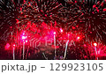精彩的煙火表演 129923105