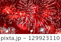 紅色背景上絢麗的煙火 129923110