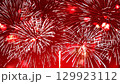 紅色背景上絢麗的煙火 129923112