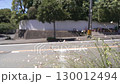 住宅街の坂道と白い花、商用車が通り過ぎる街の風景 130012494