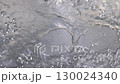 ステンレスの上を流れるシャワーの水 130024340