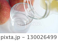 りんごジュースをそそぐ 130026499