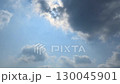 流動的雲層後面閃耀著陽光 130045901