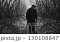 落ち葉の道を歩く老人のループ動画 130108847