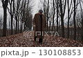 落ち葉の道を歩く老人のループ動画 130108853