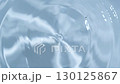 水滴落在水面上 130125867