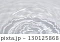 水滴落在水面上 130125868