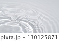 水滴落在水面上 130125871