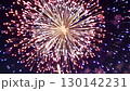 【連続する光の舞】夜空に広がる美しい連続花火 130142231