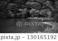 歐日光湯之湖的夏季風景：湖畔與漁民，單色 130165192