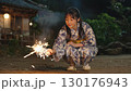 花火を楽しむ浴衣の女性 130176943
