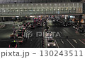 ターミナル駅に架かるペデストリアンデッキを歩く　賑わう交差点と車列、タクシー  |  渋谷駅前 東京 130243511