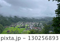 白川郷の雨と霧のタイムラプス映像 – 日本の伝統的な合掌造り集落の風景 130256893
