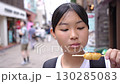 鎌倉観光をしながら食べ歩きをする10代の女性の動画素材 [130285083]