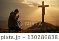 日落時分，一名男子在十字架前祈禱 130286838