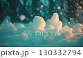 雪花微距。冬日背景，質地柔和，冷暖燈光交相輝映，背景虛化，森林模糊。適合自然設計。 130332794