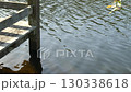桟橋と揺れる水面 130338618