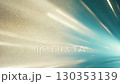 帶有金色和青色光粒子、對角光束和寬複製空間的抽象的背景。 130353139