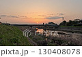 日本鄉村風景、河上的橋和日落。 130408078