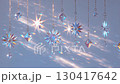 太陽の光を受けて虹色に輝くサンキャッチャーが、風に吹かれてゆっくりと回転する癒やしの映像。 130417642