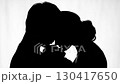 生まれたばかりの赤ちゃんを優しく抱きしめキスをする、愛情にあふれた若い夫婦のシルエット映像。 130417650