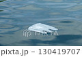 水面に浮かぶプラスチックごみ 130419707