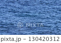 穏やかな波が立っている青い海面 130420312