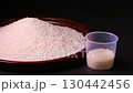 托盤上的米飯和量杯中的米飯，旋轉 130442456