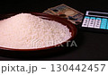 托盤上的米飯、錢和計算器 - 旋轉 130442457