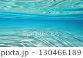 從水下仰望波光粼粼水面的視角拍攝的高品質4K背景影片。 130466189
