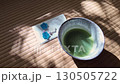 茶室裡的抹茶和乾果茶道場景 130505722