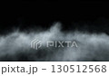 黒背景に漂う白いドライアイスのスモーク（ドライアイスの煙・床・下側） 130512568