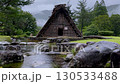 白川郷の茅葺き屋根と雨に濡れる石の小川風景 130533488