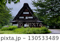白川郷の合掌造り集落と夏の雨に包まれた緑の風景 130533489