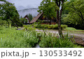 夏の雨に包まれた白川郷の合掌造りと緑の小道 130533492