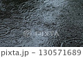 慢動作雨落入池塘 130571689