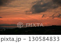 傍晚的雲彩掠過山丘 130584833