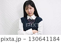 白背景で怒り中のアジア人の女子学生 130641184