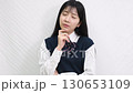 悩み中の制服姿のアジア人の女子学生 130653109