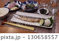 日本の晩ごはん（焼き秋刀魚と茄子の煮浸しと鯛の刺身と茄子の辛子漬け）秋刀魚にズームイン 130658557