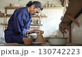 ろくろを使って器を形作る陶芸職人 130742223