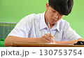 学校の教室で授業を受ける生徒 130753754
