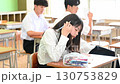 学校の教室で授業を受ける生徒 130753829