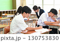 学校の教室で授業を受ける生徒 130753830