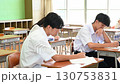 学校の教室で授業を受ける生徒 130753831