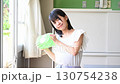 教室で虫かごを持つ小学生の女生徒　学校生活・学習・自然体験イメージ 130754238