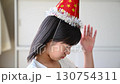 教室でイベント帽をかぶる小学生の女の子 130754311
