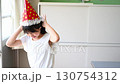 教室でイベント帽をかぶる小学生の女の子 130754312
