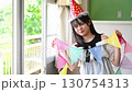 教室でイベント帽をかぶる小学生の女の子 130754313