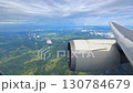 飛行機の窓からの眺め 130784679